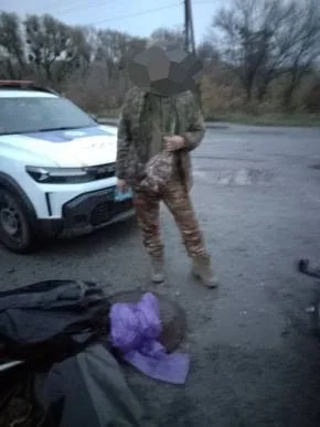 Процес випуску живих раків назад у водойму