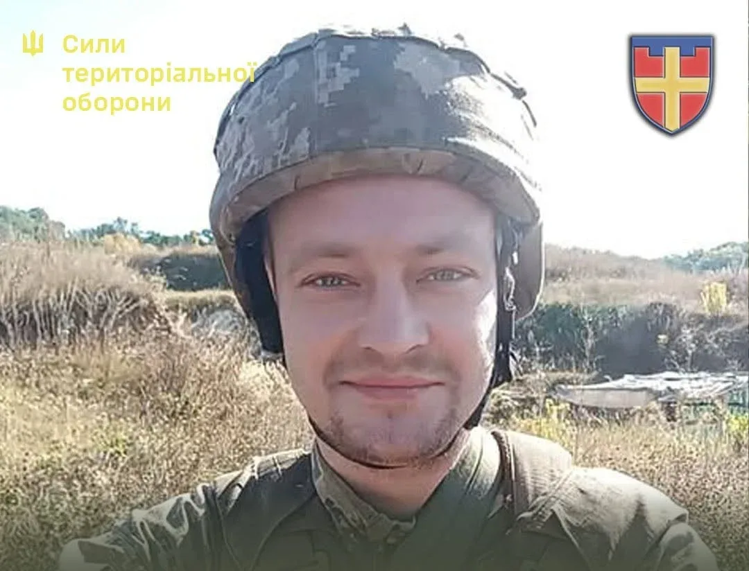 Боєць ЗСУ в шоломі, посміхається