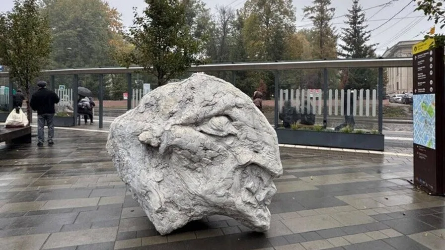 Загадкова голова з'явилася на перехресті вулиць у Львові