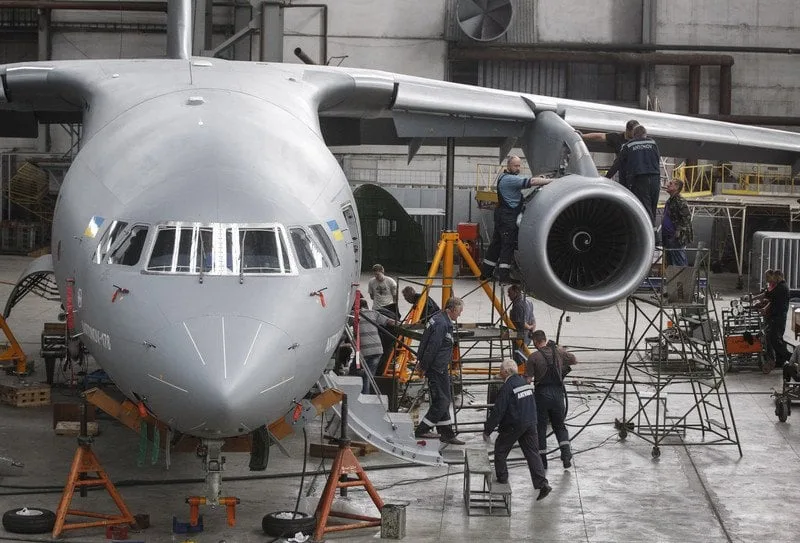 Працівники заводу імені Антонова збирають нового літака Ан-178 у складальному залі заводу в Києві, 14 липня 2015 .
