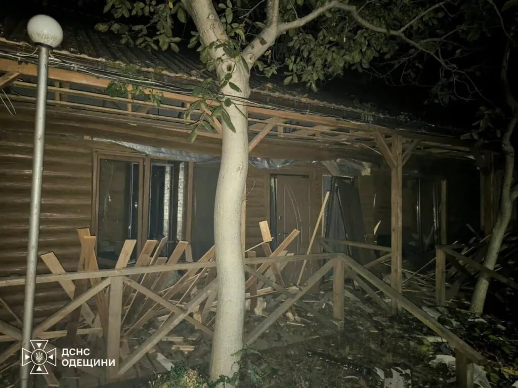 Дерев’яна будівля з пошкодженою терасою та поламаними поручнями після атаки на Одесу