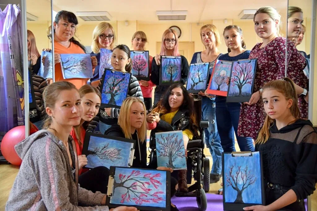 Маріанна Смбатян – художниця із Запоріжжя, яка проводить індивідуальні заняття з живопису.