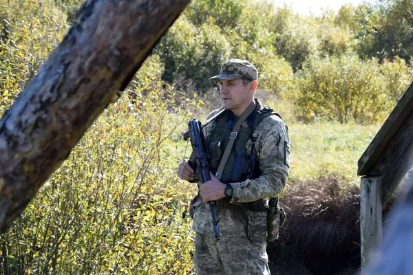 «Розколовся навпіл, але зупинив осколок»: історія прикордонника з Волині, якого врятував смартфон (фото)