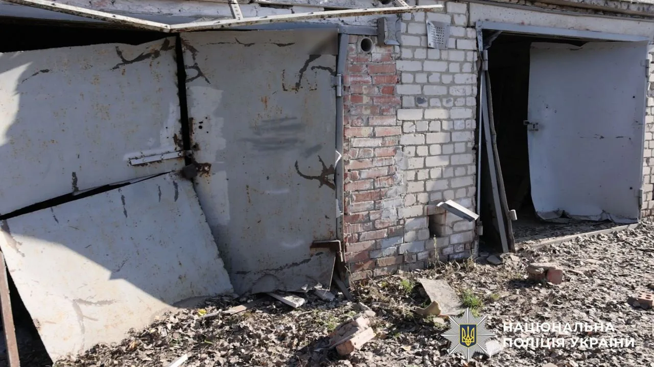 Поліція показала наслідки ранкового удару ворожого БпЛА по Полтаві: поранені двоє літніх чоловіків