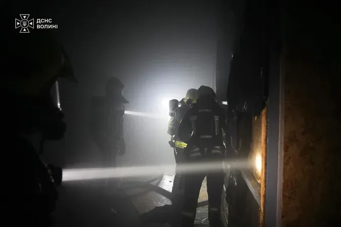 У Луцьку ліквідували пожежу в «Адреналін Сіті»: рятувальники розбирають конструкції (фото)