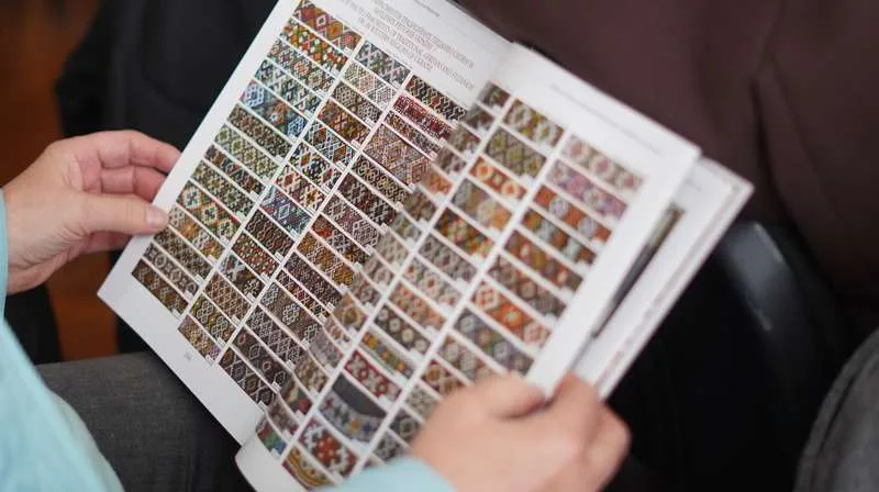 Бісерна етнореконструкція в сучасному інтер’єрі – буковинка із США презентувала нову книгу 