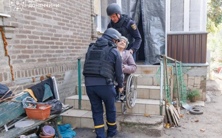 На Донеччині рятувальники евакуювали 55 людей, серед них 8 дітей