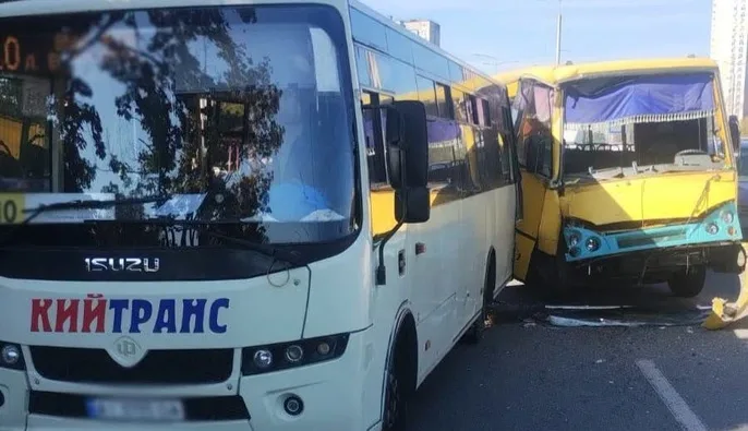 ДТП із двома маршрутками у Києві: травмовано трьох людей, зокрема дитину