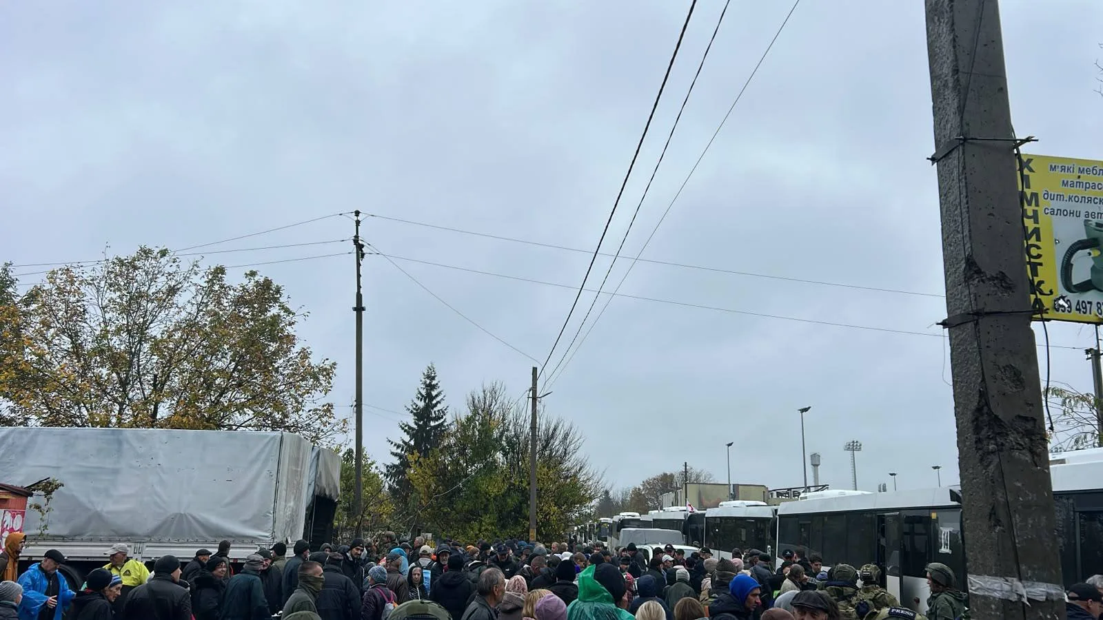 Лубінець: Мешканці з Олешків вже в дорозі, колони розділились, режим тиші триває