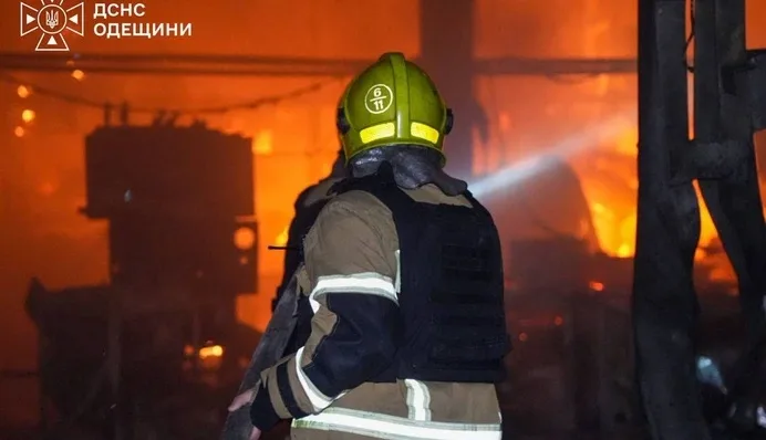 Росія двічі атакувала рятувальників під час гасіння пожежі на Одещині