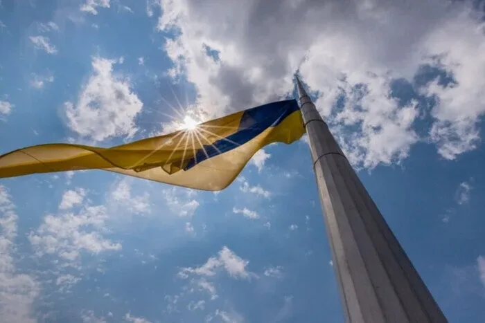 У Києві тимчасово приспущено головний прапор України: яка причина