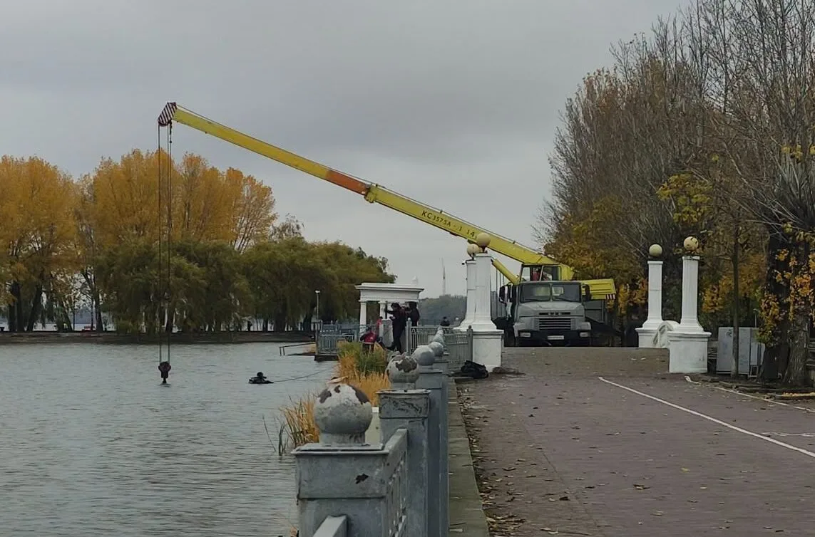Найбільший фонтан Тернополя готують до холодів (Фото)