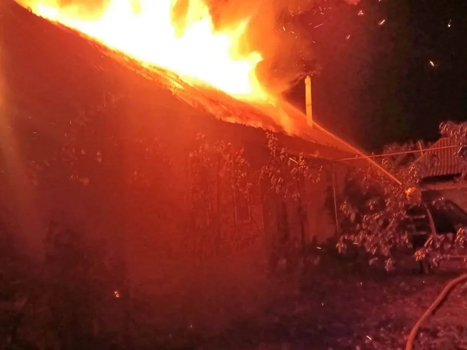 На Дніпропетровщині спалахнув двоповерховий будинок