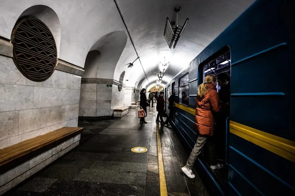 Атака рф 10 жовтня пошкодила ресторан у Києві, метро працює з інтервалами