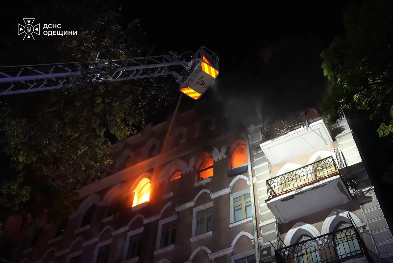 Вибух невідомого предмета в семиповерхівці Приморського району: пожежа і четверо поранених