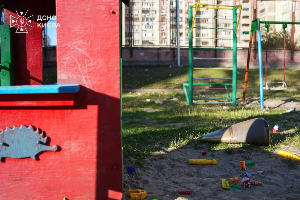 На столичній Оболоні сапери вилучили бойову частину балістичної ракети (фото, відео) На столичній Оболоні сапери вилучили бойову частину балістичної ракети (фото, відео)
