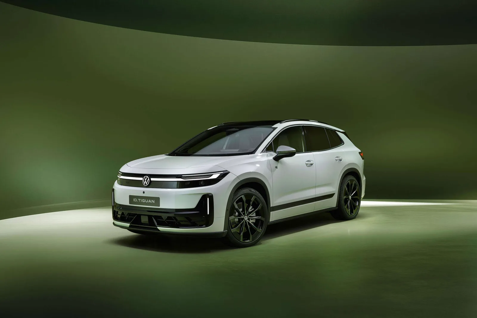 ID. Tiguan в другом цвете, вид спереди