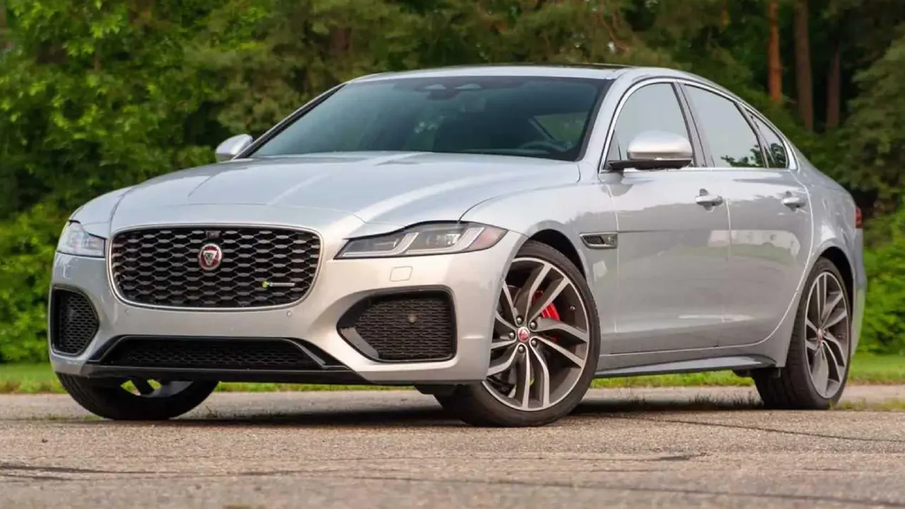 Старая модель была нежизнеспособна: Jaguar объяснила полный отказ от ДВС