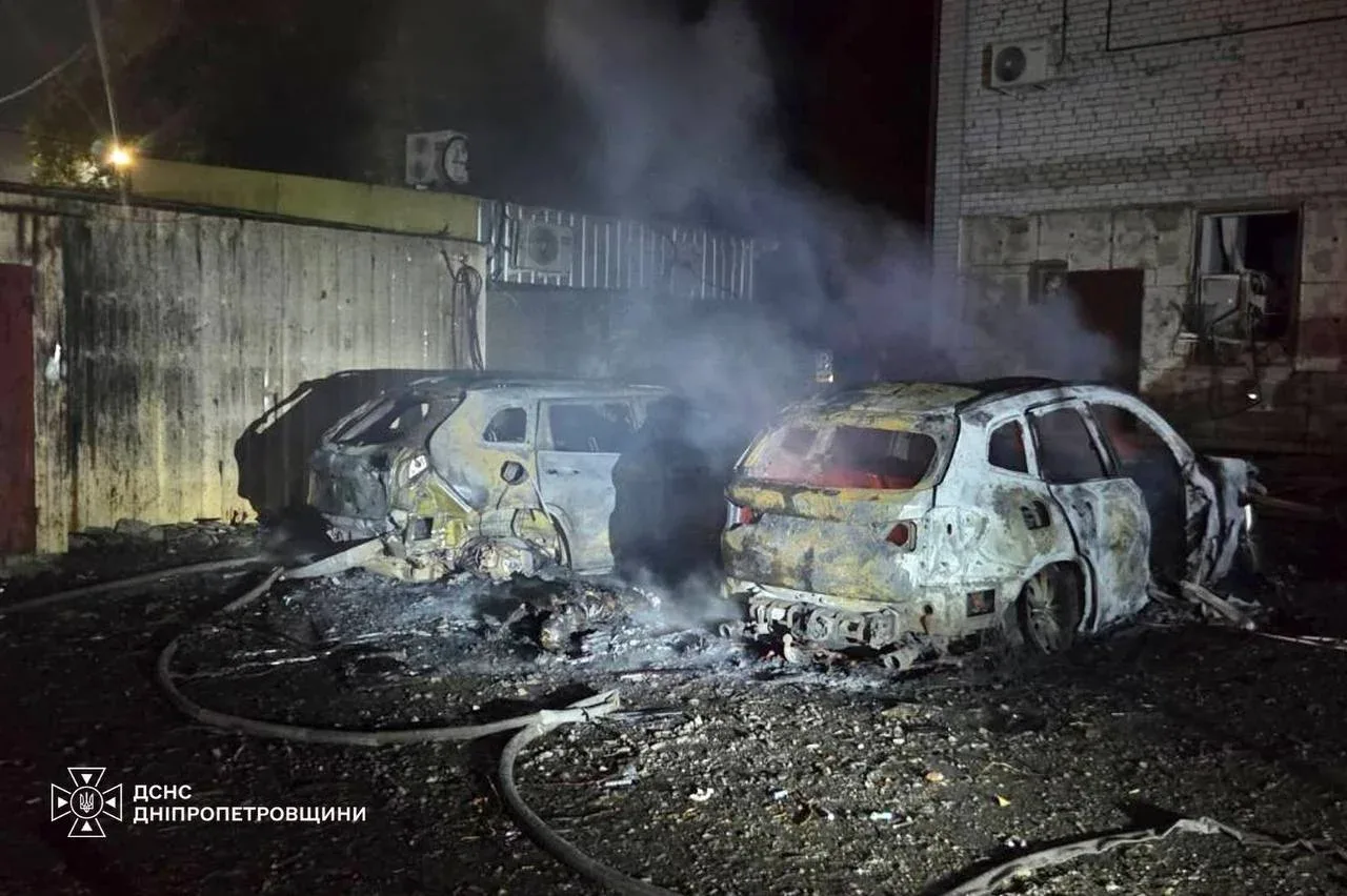 Спалені автомобілі через пожежу внаслідок обстрілу