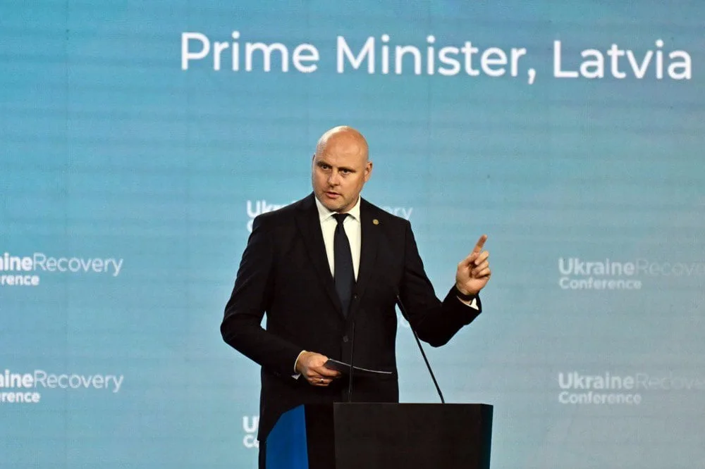 Прем’єр-міністр Латвії Андріс Кулбергс виступає під час відкриття Конференції з питань відновлення України 2026 року в Гданську, 25 червня 2026 року.