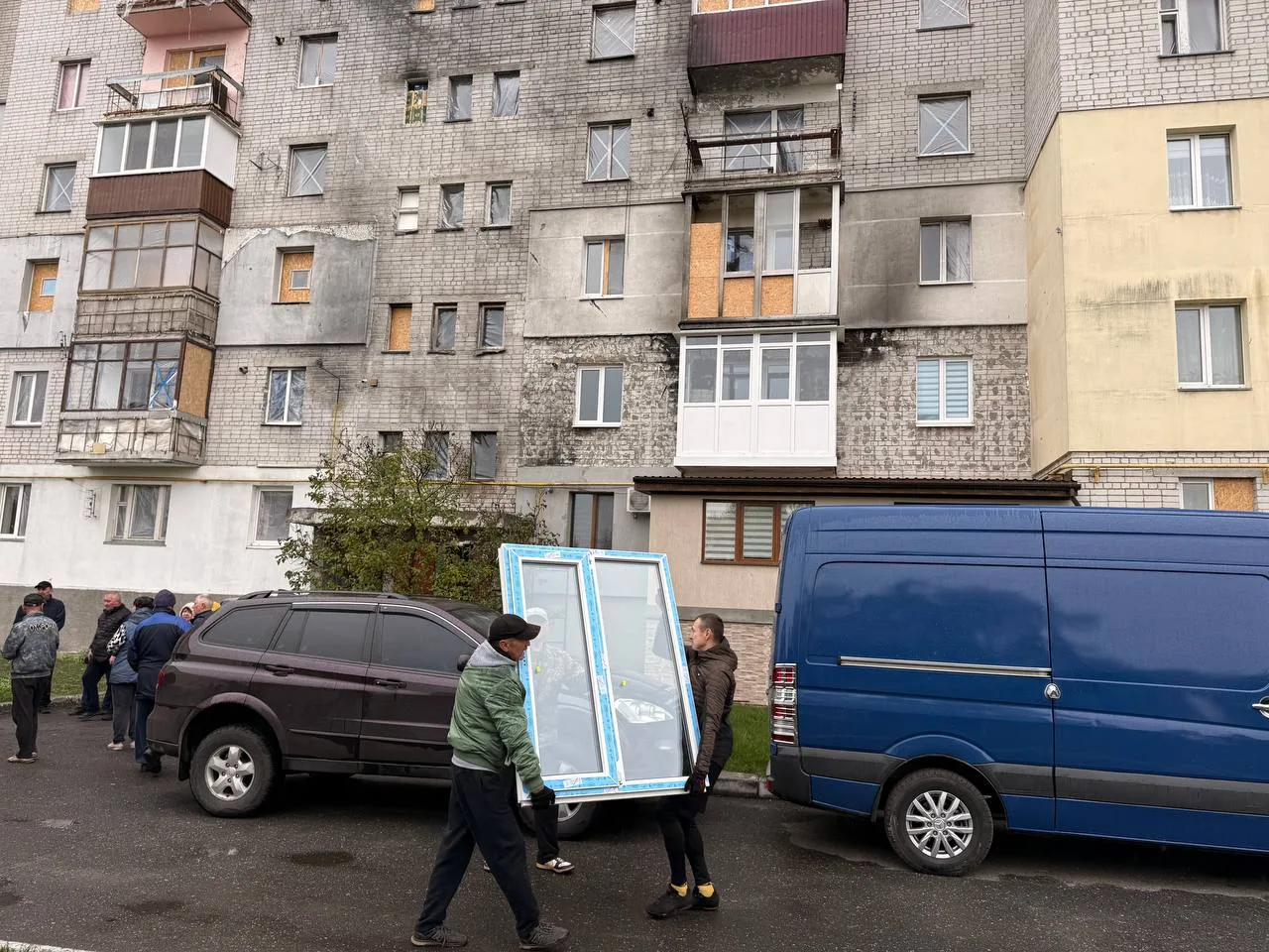 Першу партію вікон для пошкодженого будинку доставили у Смілу (ФОТО)