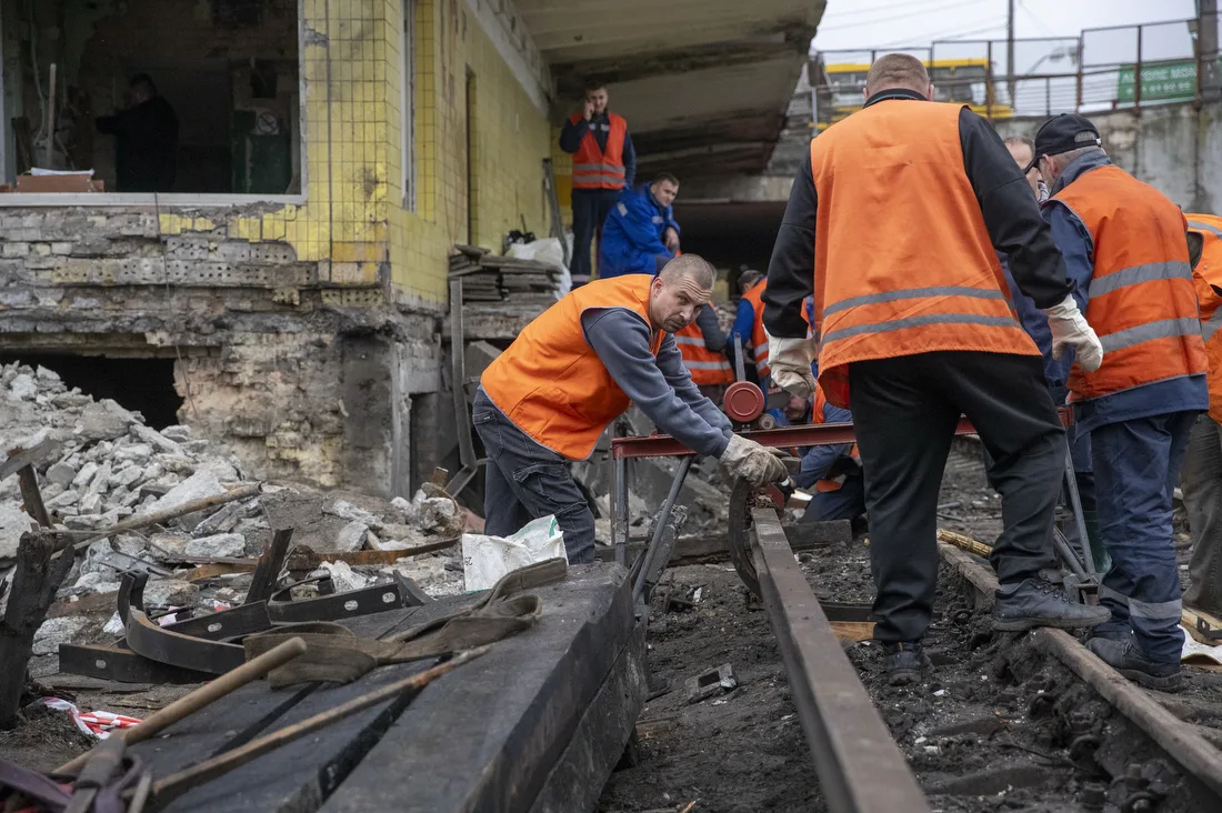 До ліквідації наслідків атаки на станції метро "Чернігівська" залучили понад 70 фахівців (фото)