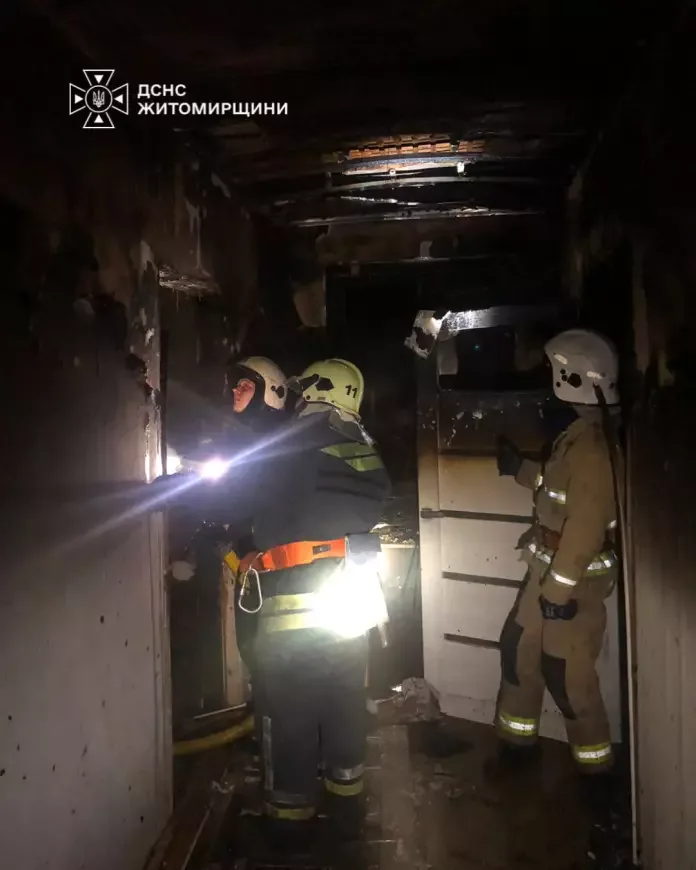 Гасіння пожежі всередині житлової кімнати