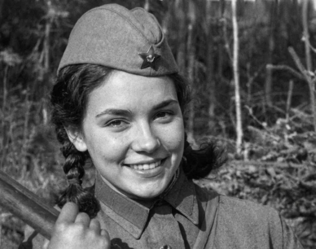 Она была гордостью полка и лучшим снайпером, пока беременность не сделала её врагом народа