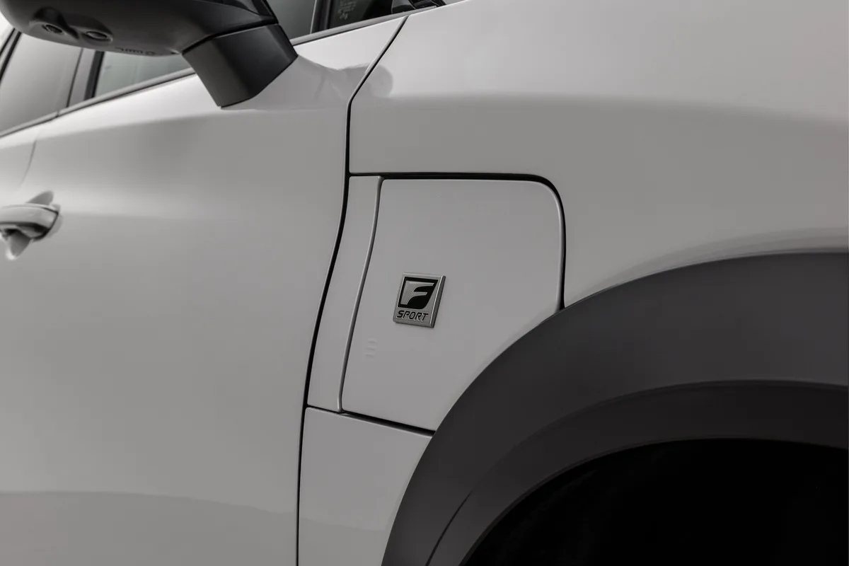 Значок F Sport на крыле