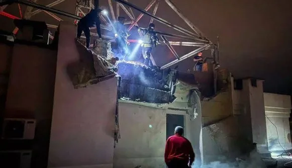 У Києві уламки дрона впали на дах багатоповерхівки: виникла пожежа