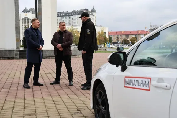 На Волині ветеран отримав грант і придбав два авто для навчання водіїв (фото)