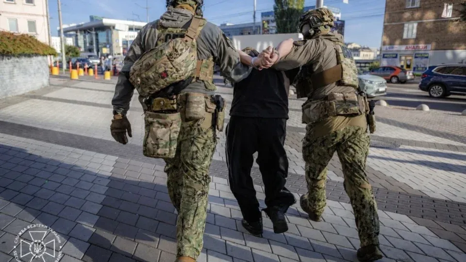 Камеру сховав у коробку з-під соку та обклеїв корою: СБУ затримала 18-річного агента рф, який готував теракт у Києві 