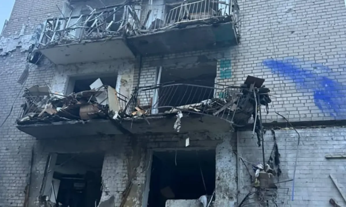 Бомбы в четыре утра: Россия убила водителя скорой и ранила 15 человек в Херсоне