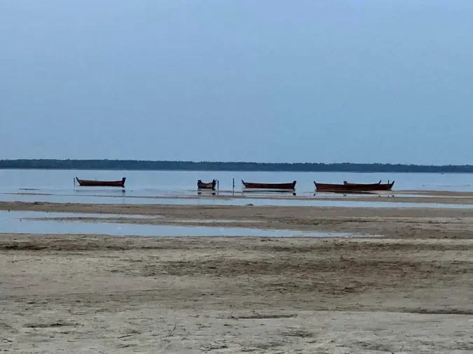 Світязь відступає: гойдалка, яка ще недавно стояла у воді, опинилася на сухому піску