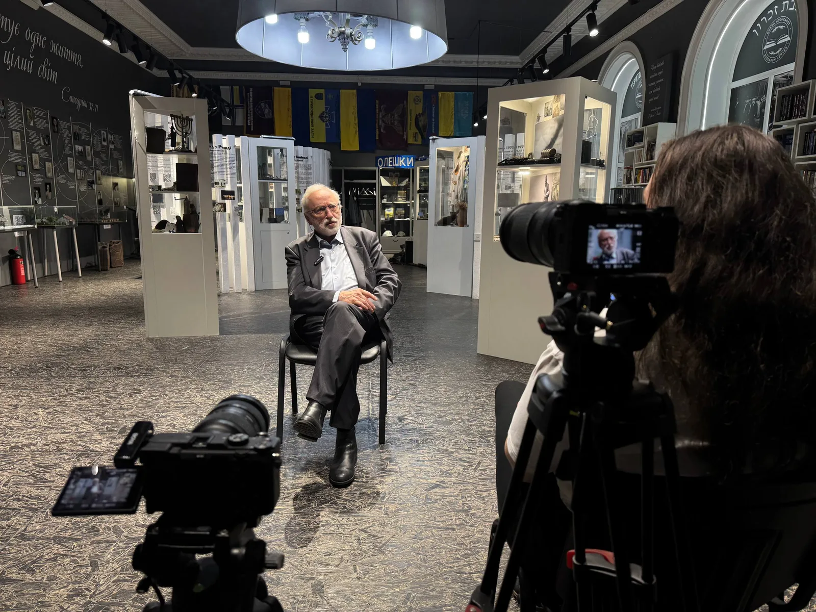 Літній чоловік дає інтерв'ю