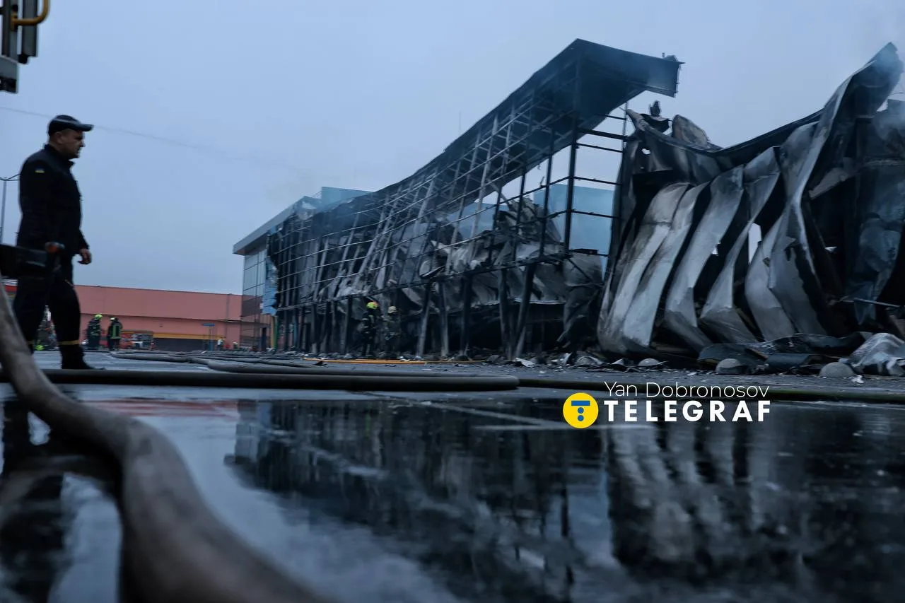 Через атаку рф знищено гіпермаркет Епіцентр в Оболонському районі столиці ( фото, відео) Через атаку рф знищено гіпермаркет Епіцентр в Оболонському районі столиці ( фото, відео)