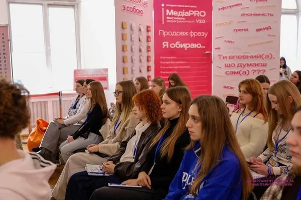 НЕ ВЕДИСЬ: у Черкасах молодь навчали розпізнавати фейки та медіаманіпуляції