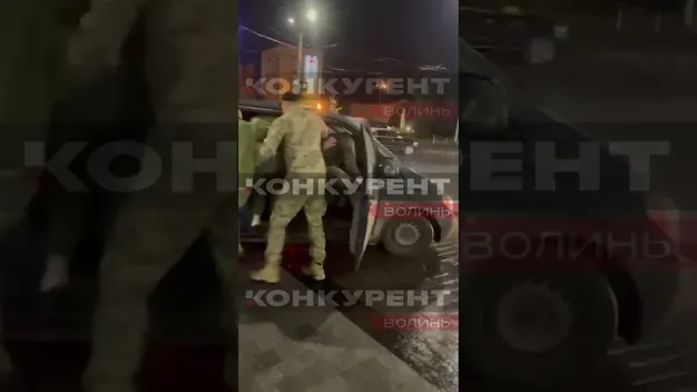 У Луцьку військові ТЦК витягнули чоловіка з приміщення ЦУМу та пошкодили авто (відео)
