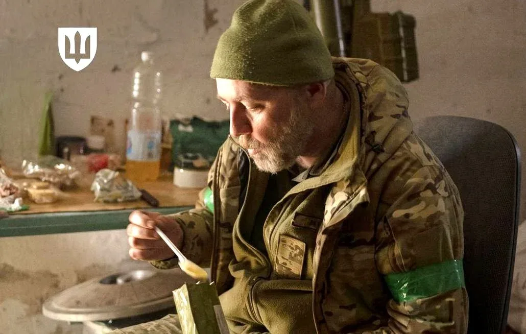 Військовий їсть сухпайок