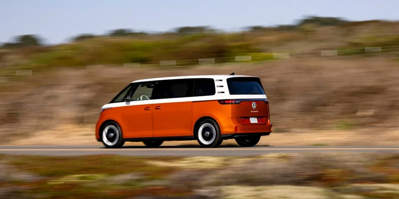 Volkswagen ID. Buzz в движении, вид сзади