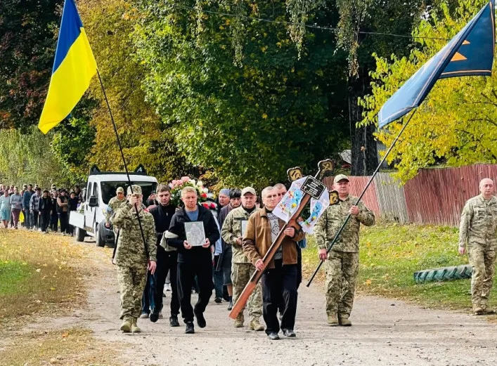 На Кролевеччині провели в останню путь 50-річного захисника Сергія Олійника