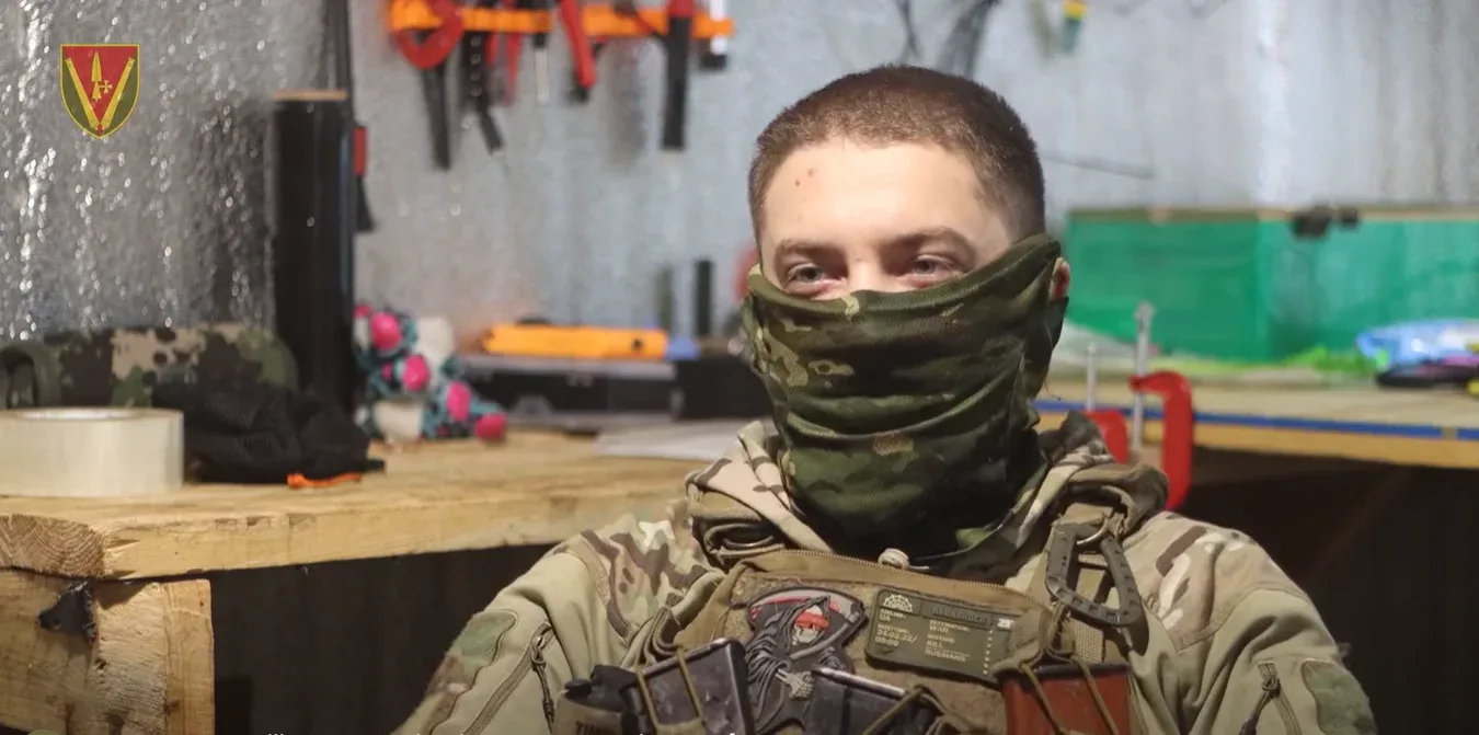 Військовий в балаклаві та бронежилеті