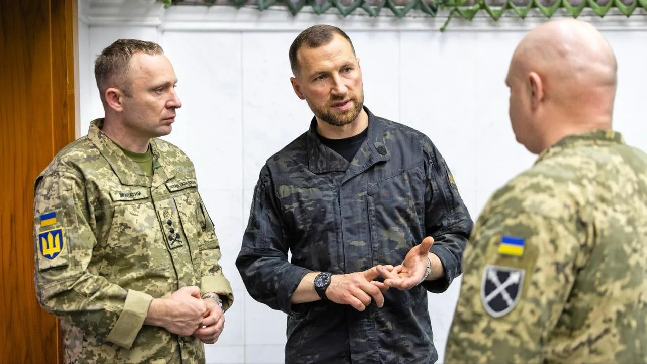 Міністр оборони України Євгеній Хмара ( у центрі) і Головнокомандувач ЗСУ Михайло Драпатий (ліворуч)