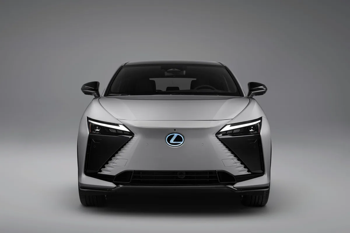 Lexus RZ, вид строго спереди