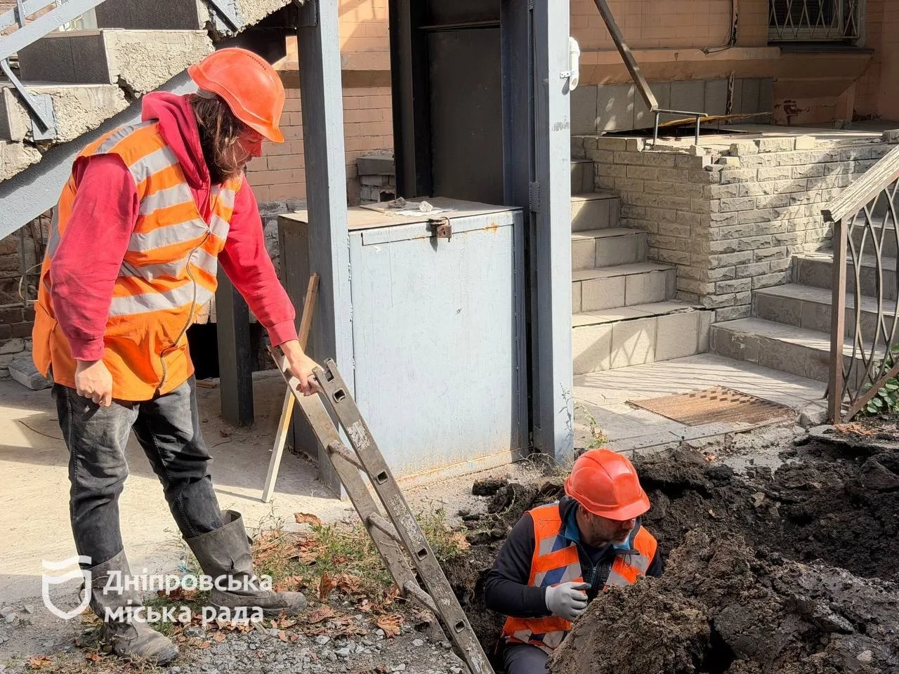 Без масштабних розриттів і з мінімальними незручностями: як у Дніпрі ліквідовують аварію на водоводі