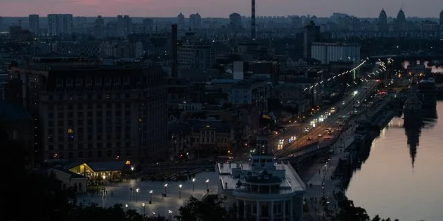 Київ після російських атак: у частині районів тривають тривалі відключення світла