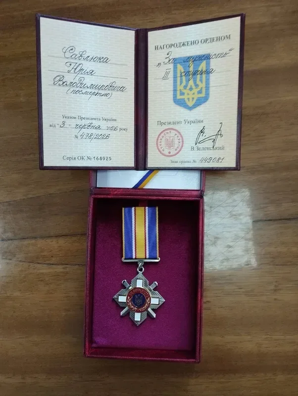 Захищав із часів АТО: на Волині рідним полеглого Героя вручили його орден «За мужність» (фото)