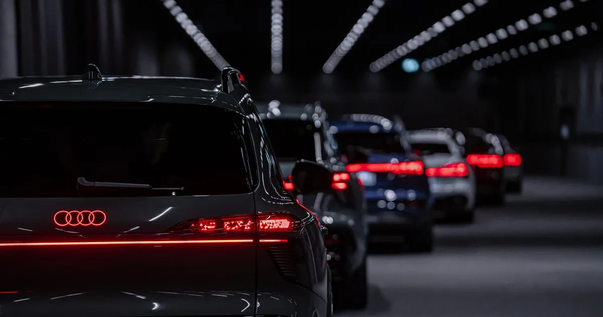 Несколько Audi Q9 в тоннеле, вид сзади