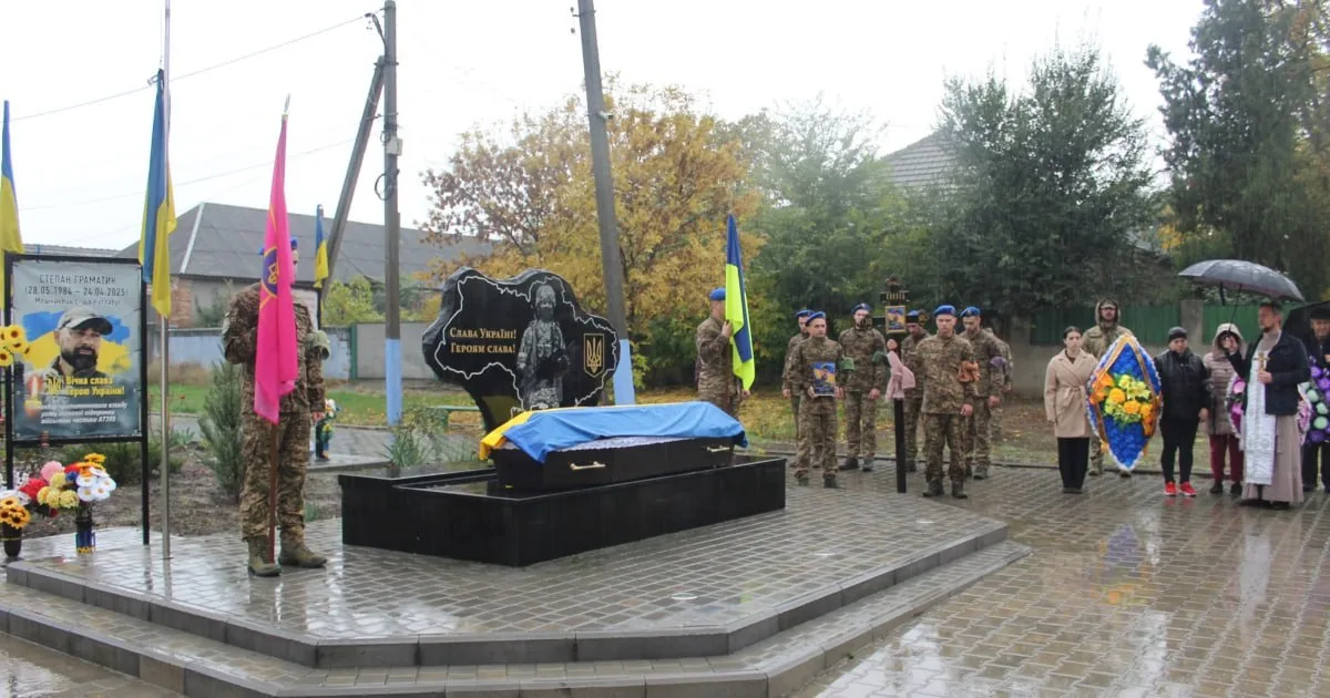 У Катлабузькій громаді попрощалися з полеглим захисником Кіровим Олександром