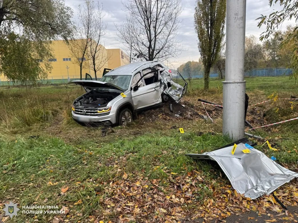 У Голосіївському районі джип врізався в електроопору: загинув пасажир, двоє травмованих У Голосіївському районі джип врізався в електроопору: загинув пасажир, двоє травмованих